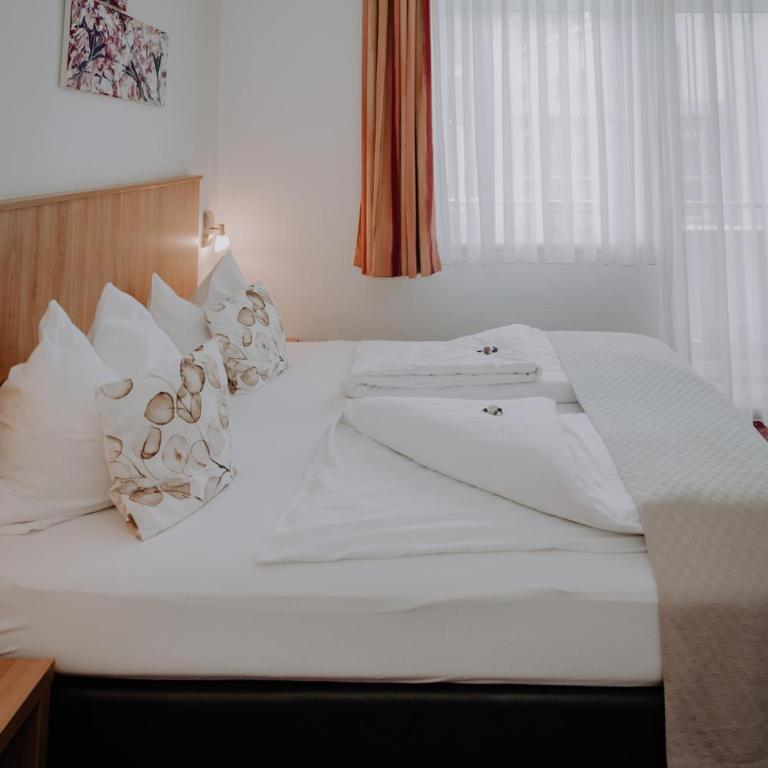 Sporthotel Kitz - inkl gratis Großglockner Maut und National Park Sommerkarte - Doppel-/Zweibettzimmer mit Balkon und Bergblick - 1
