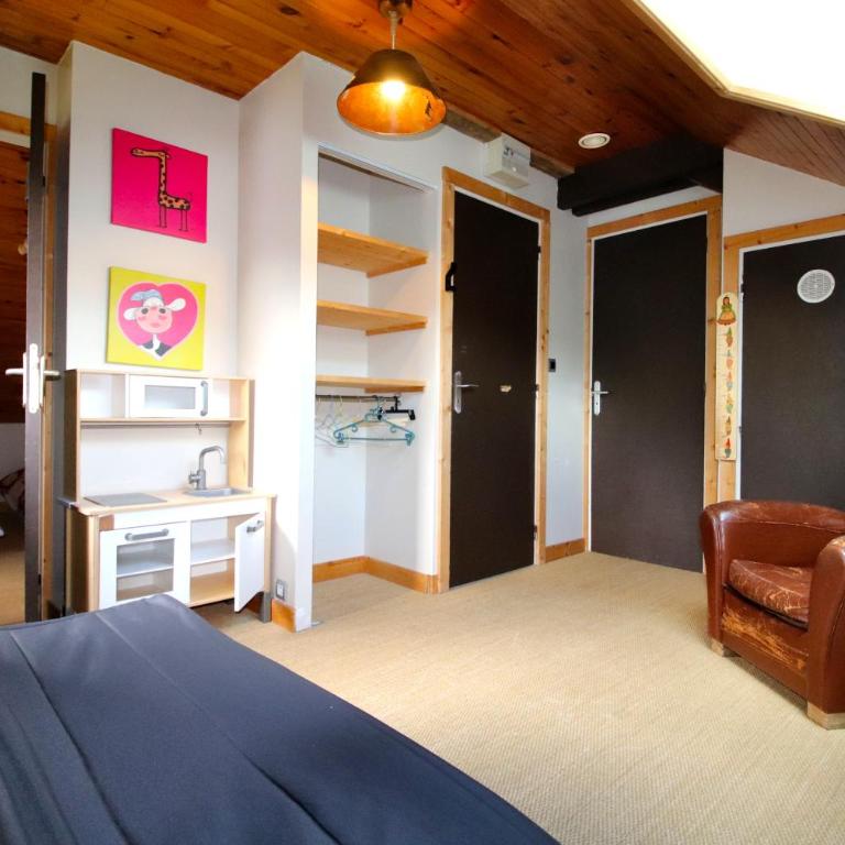 Ski-in/Ski-out Chalet, Quiet Location, and Jacuzzi - Chalet - 18