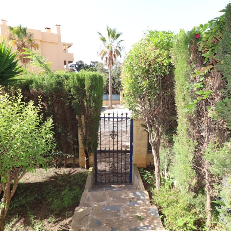 Seaview with private garden 5 minutes walk to the beach and amenities - Apartamento - 35