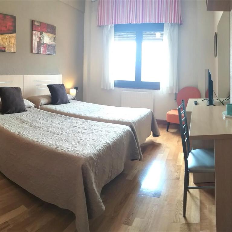Hostal Meson Del Barro - Alojamientos Pamplona - Habitación Doble - 2 camas - 10