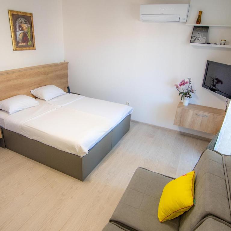 Studio Apartment Mia - free parking - One-Bedroom Apartment - 19