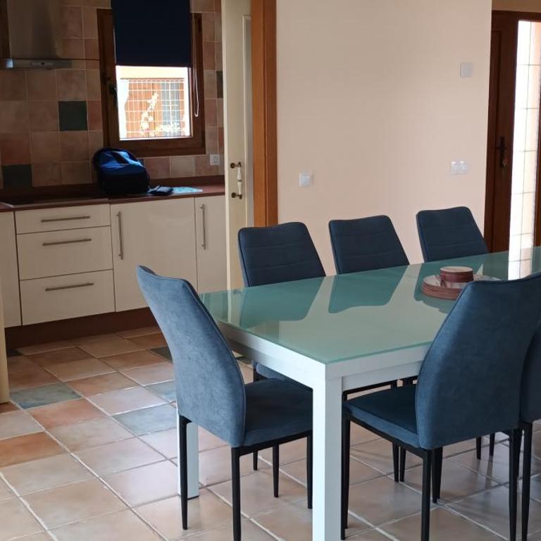 Beautiful, spacious villa, heated pool, sleeps eight, with quality furnishings - Villa - 9