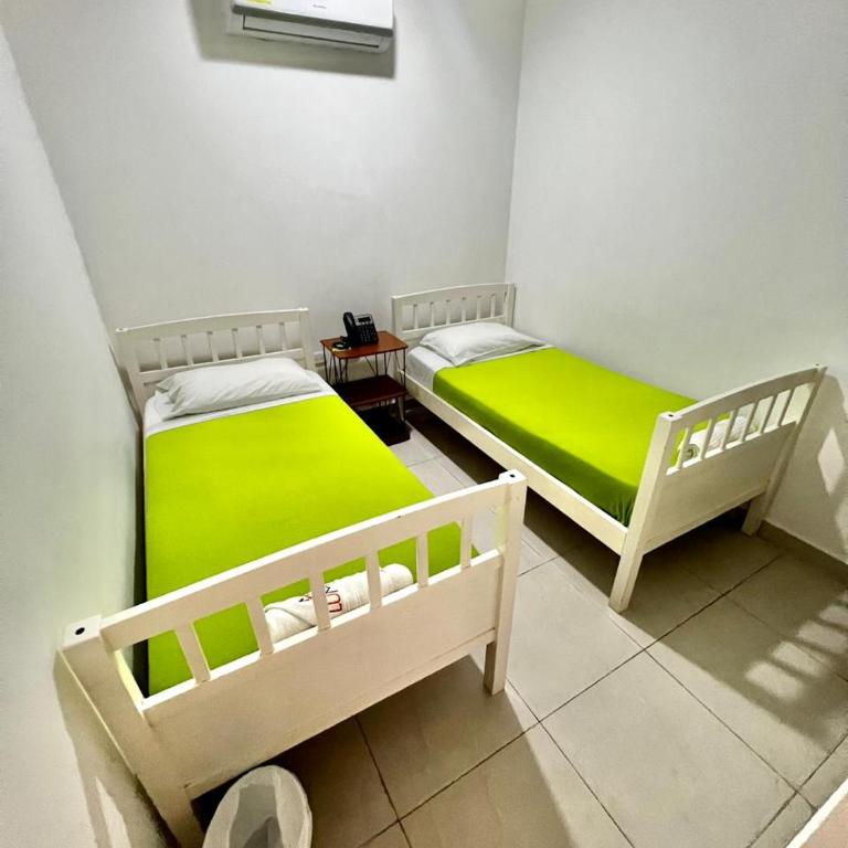 Hostal Lumar - Habitación Doble con baño privado - 2 camas - 3
