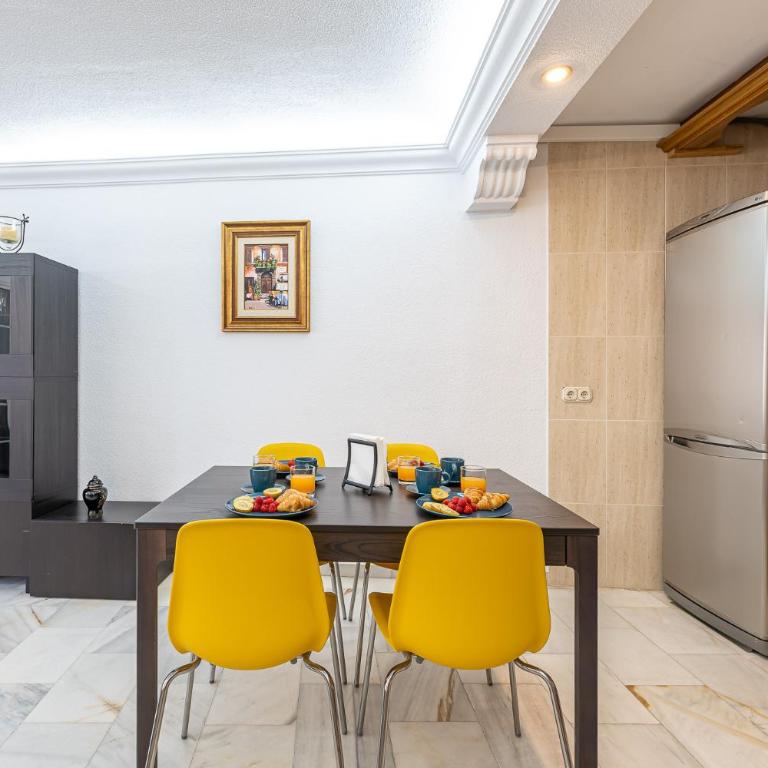 797 Holiday Rentals - Piso para 3 en la Carihuela con piscina - Apartamento - 3