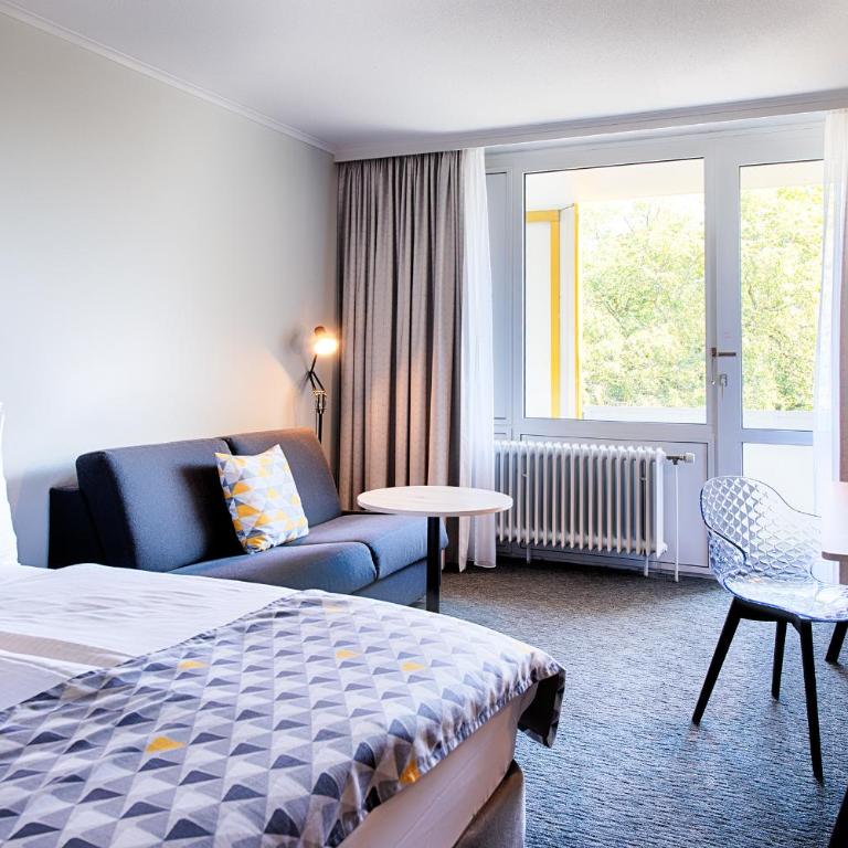 Holiday Inn Munich - South by IHG - Standard Zimmer mit Queensize-Bett, Schlafsofa und Balkon - 2