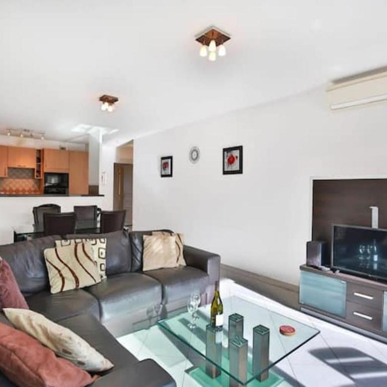 Charming Two-Bedroom Apartment with balcony and Garage by the Marina - Appartement 2 Chambres - 2