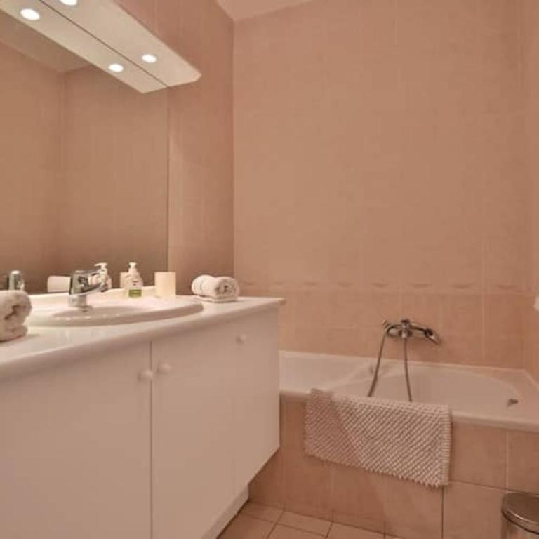 Charming Two-Bedroom Apartment with balcony and Garage by the Marina - Appartement 2 Chambres - 9