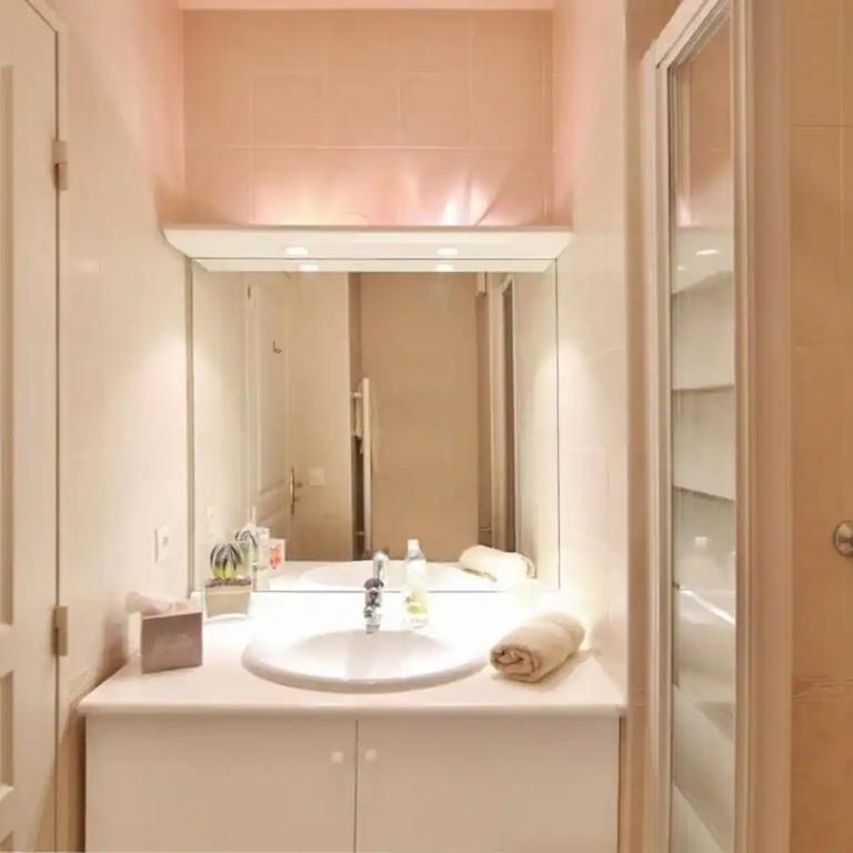 Charming Two-Bedroom Apartment with balcony and Garage by the Marina - Appartement 2 Chambres - 8