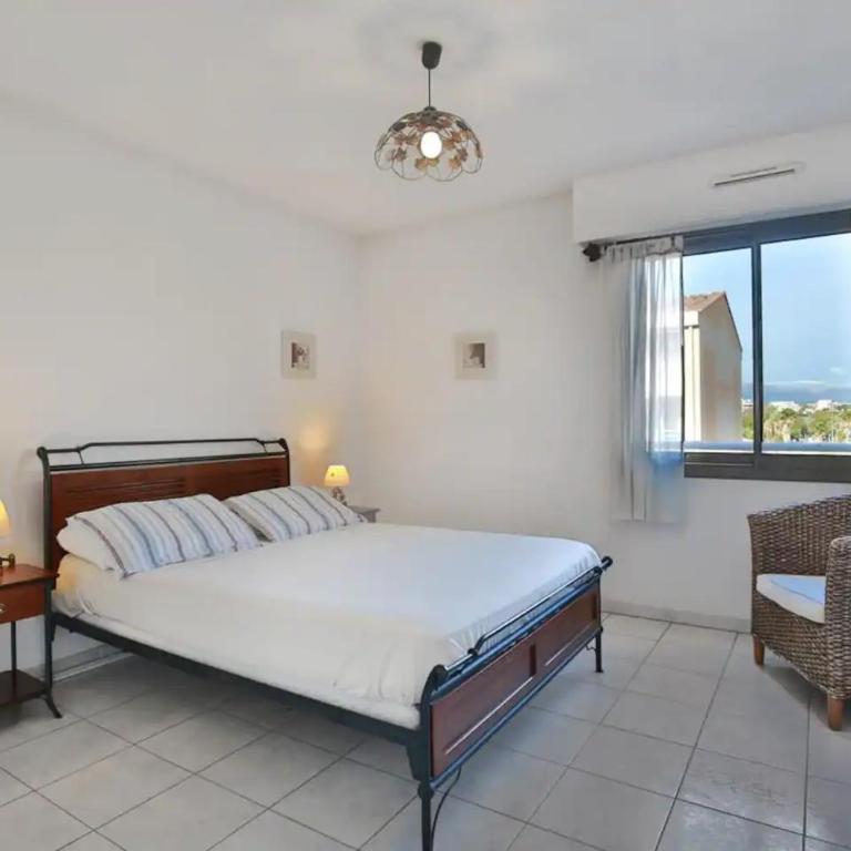 Charming Two-Bedroom Apartment with balcony and Garage by the Marina - Appartement 2 Chambres - 10