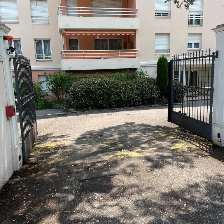 Appartement 84m² avec 2 parkings privatifs - Appartement 2 Chambres - 2