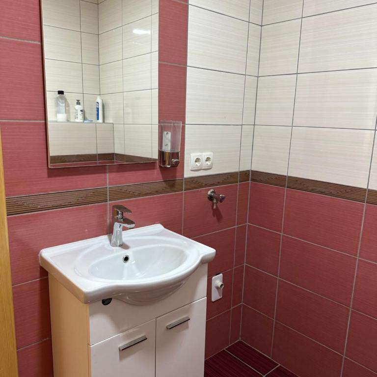 Lonna - One-Bedroom Apartment - 3