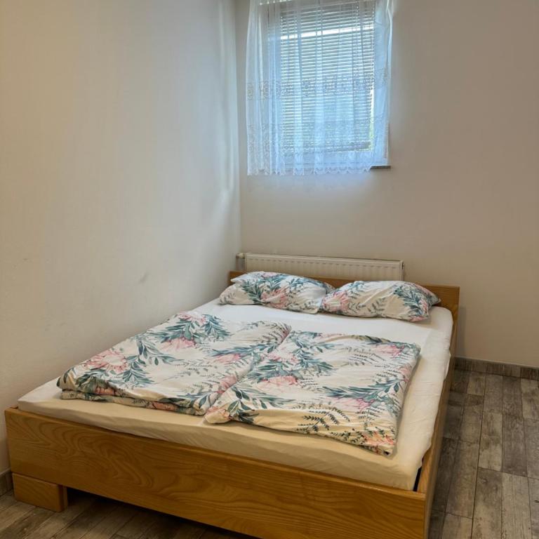 Lonna - One-Bedroom Apartment - 1