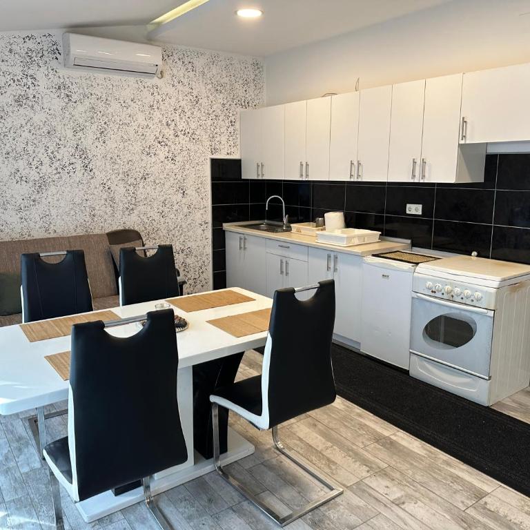 Lonna - One-Bedroom Apartment - 10