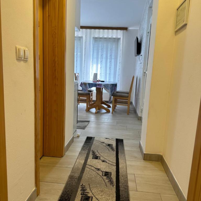 Lonna - One-Bedroom Apartment - 11