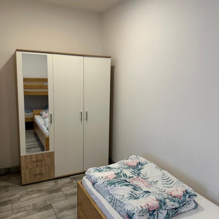 Lonna - One-Bedroom Apartment - 12