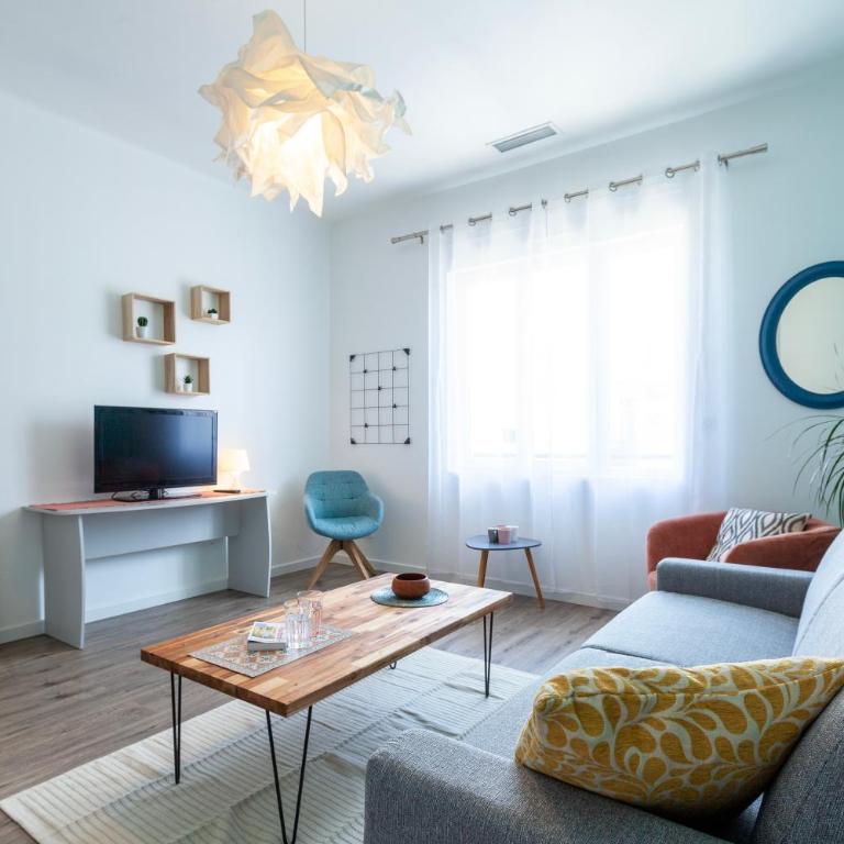 Appartement proche centre - Climatisé avec terrasse - Parking privé gratuit - Three-Bedroom Apartment - 11