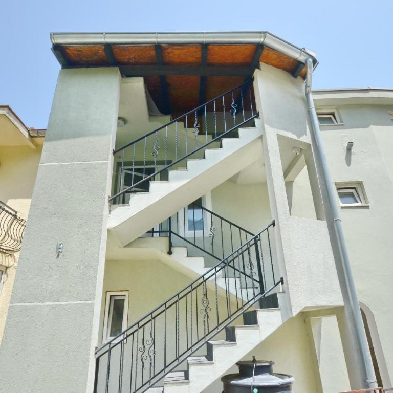Bugi - Three-Bedroom Apartment - 2