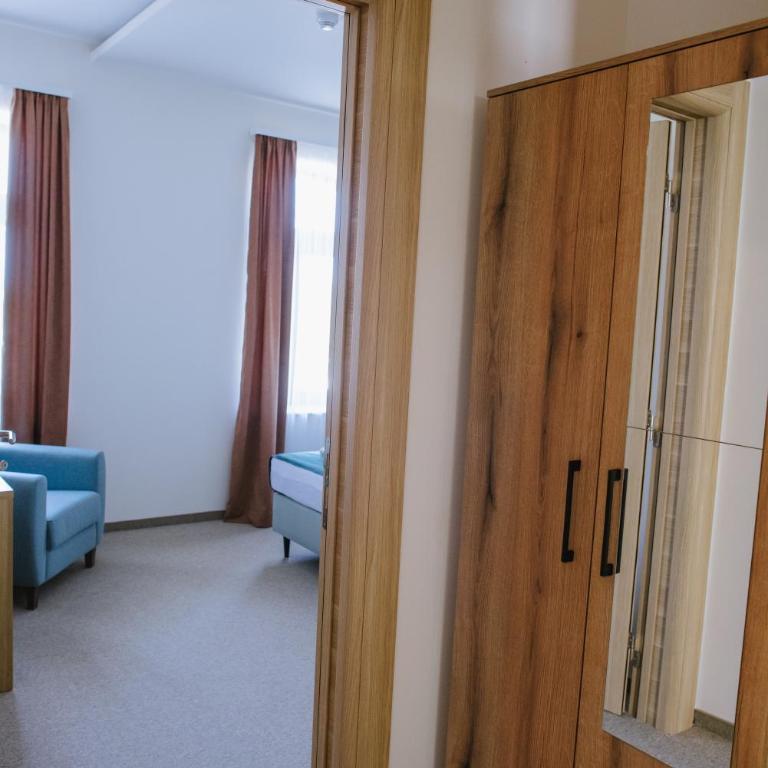 AVIOR Garni Hotel - Family Room - 8