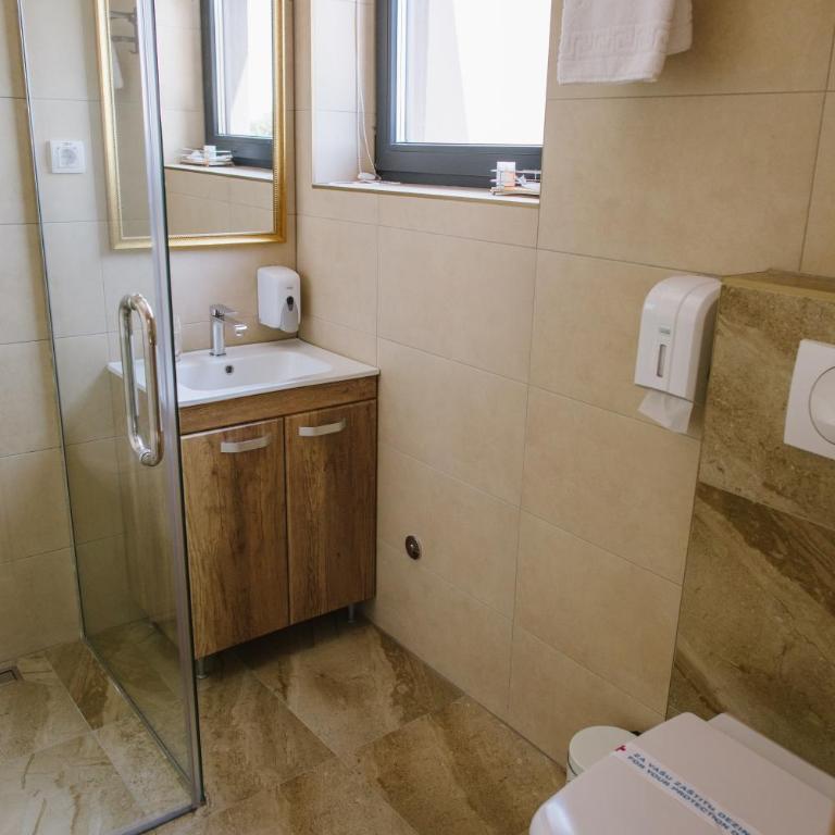 AVIOR Garni Hotel - Double Room with Private Bathroom - 6