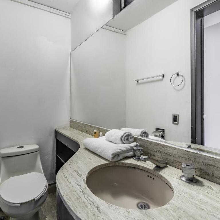 Singular Goldsmith - Queen Room with Shared Bathroom - 11