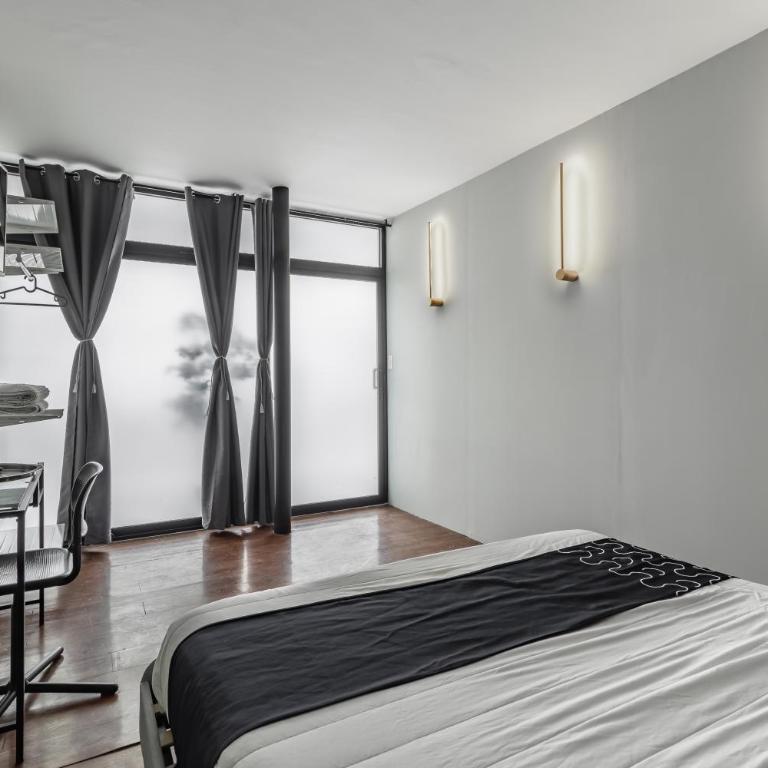 Singular Goldsmith - Queen Room with Shared Bathroom - 9