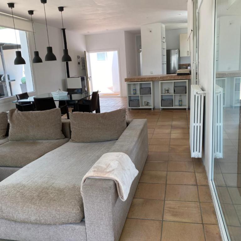 Casa y loft minimalista, jardín y parking privado - Villa - 17