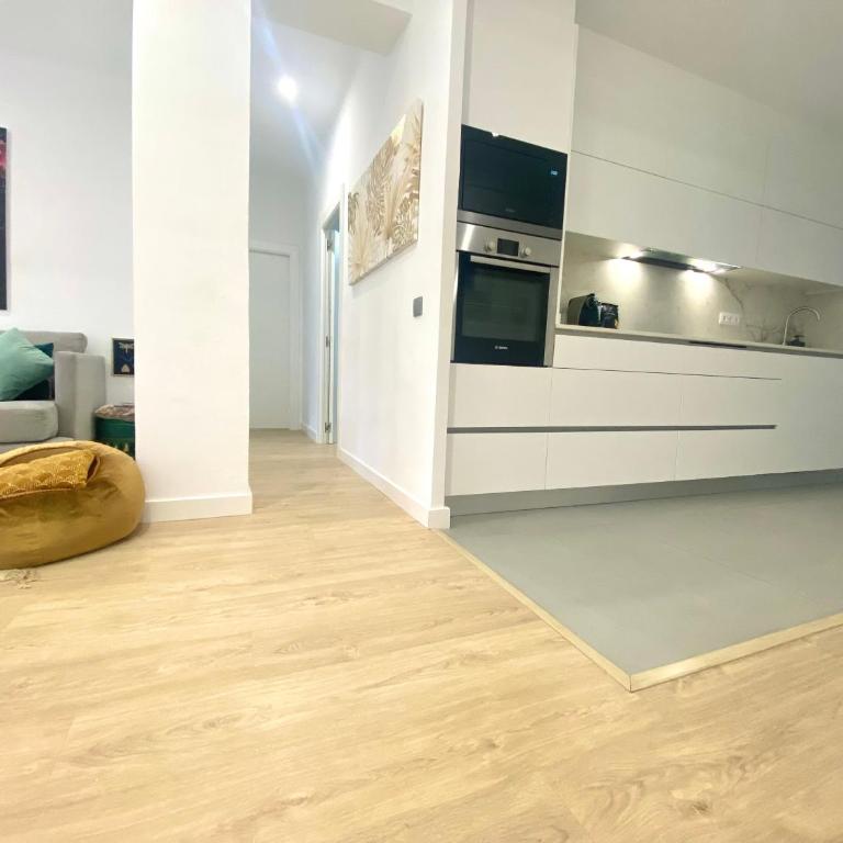 Barcelona Chic Apartments- Free Parking - 10 min BCN center by metro - Two-Bedroom Apartment - 16