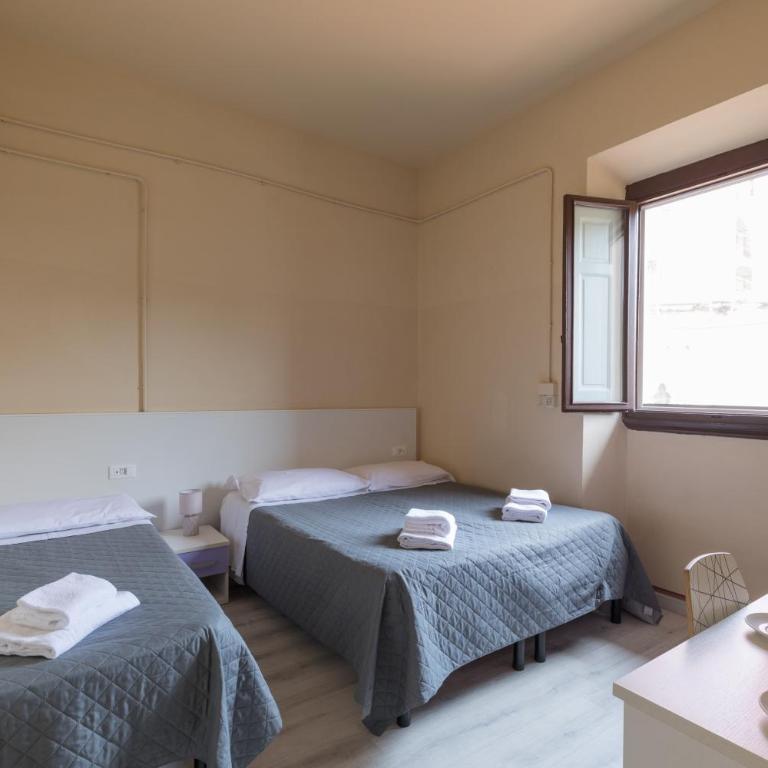 Hotel & Hostel 7 - Triple Room with Shared Bathroom - 3