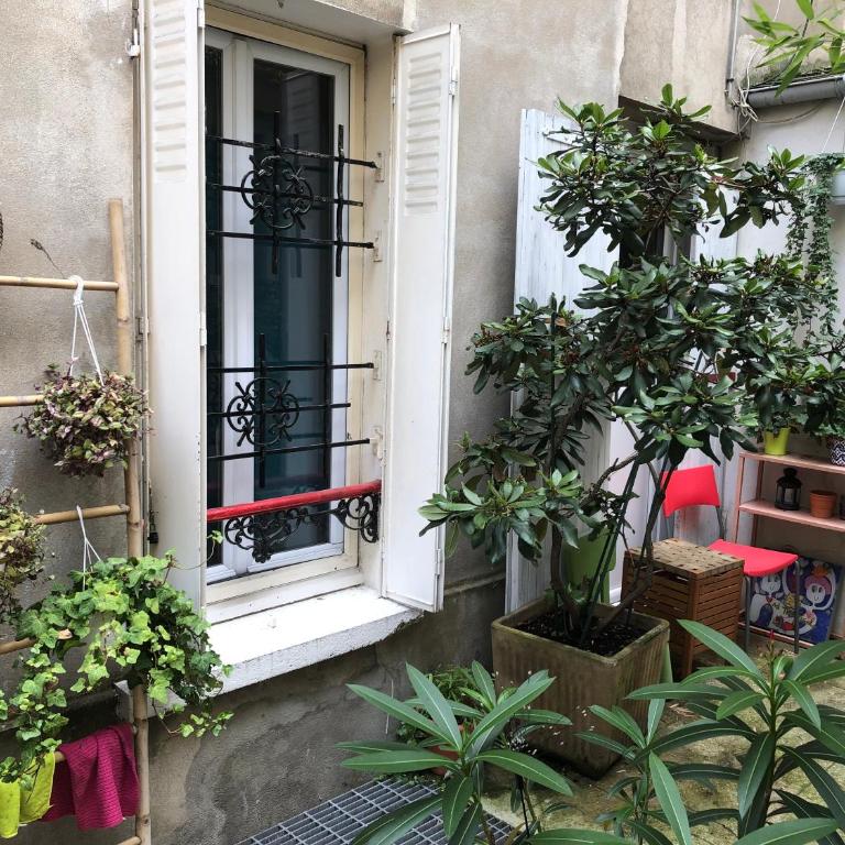 Studio Maryline de 18 m2 - Calme - Rez de chaussée sur patio Privé - Grand Canapé-Lit Clic Clac pour 2 personnes - Kitchenette - Salle de bain - 5 minutes du Métro Brochant de la ligne 13,Bus 54,74 et 31 vers sites touristiques - Appartement 1 Chambre - 6