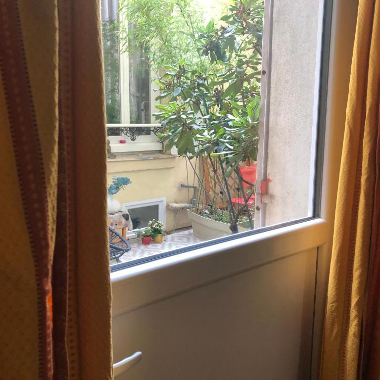 Guest house 40 m2 pour 1,2,3 personnes-Rez de Chaussée sur Rue et Patio-Séjour,Cuisine,SDB,Chambre avec Lit double-2 canapés lit japonais et matelas gonflable-Entrée côté Rue Berzélius-4 m du Métro Brochant lig13- Bus 31,54,74 ers sites touristiques - Appartement 1 Chambre - 19