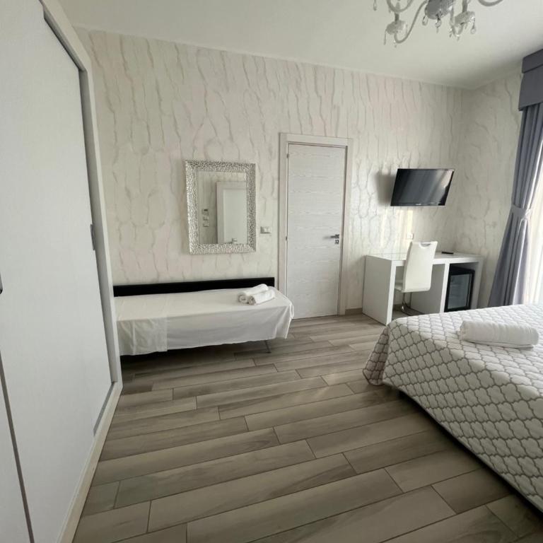 Hotel Paladini - Camera Tripla Luxury - 16
