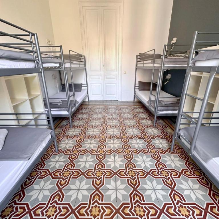 Fabrizzio's Petit - Bed in 8-Bed Mixed Dormitory Room with Shared Bathroom - 4