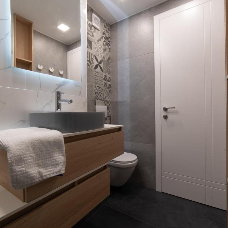 Golden Apartment With King Bed - One-Bedroom Apartment - 19