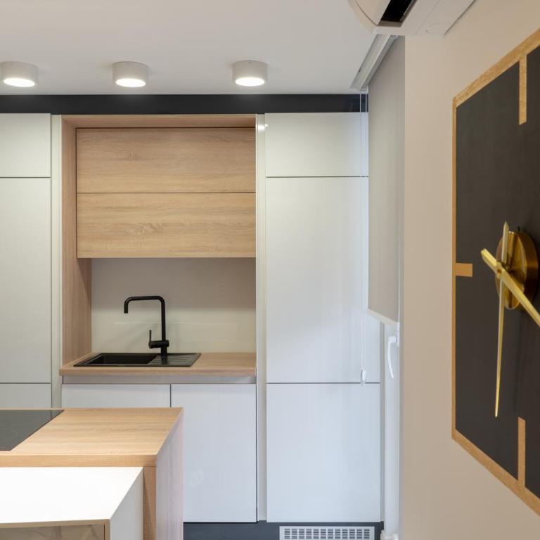 Golden Apartment With King Bed - One-Bedroom Apartment - 8
