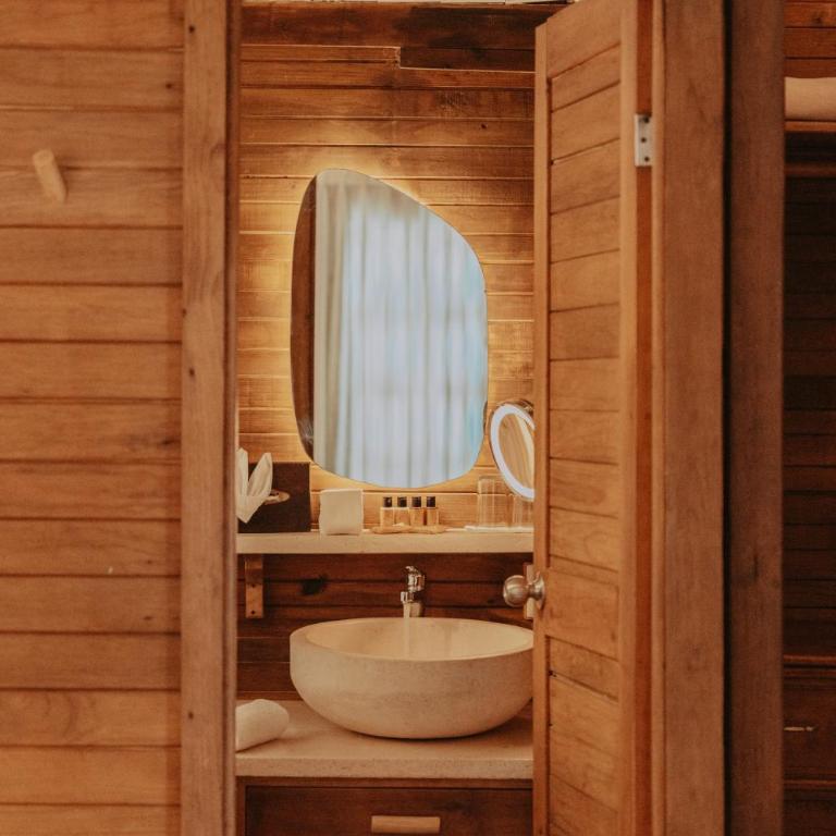 Petit Lafitte Beach Front Hotel & Bungalows - Jungle Experience Bungalow - King Bed - 4