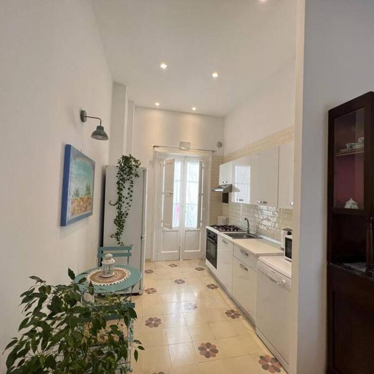 Lux Domus - Appartamento con 2 Camere da Letto - 13