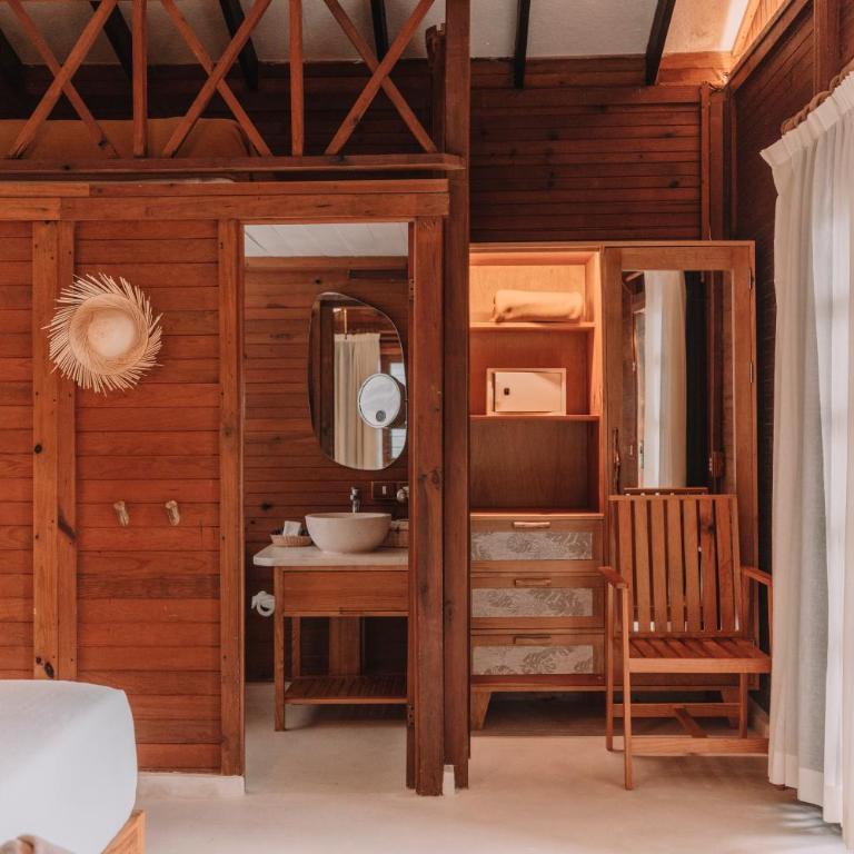 Petit Lafitte Beach Front Hotel & Bungalows - Jungle Experience Bungalow - King Bed - 10