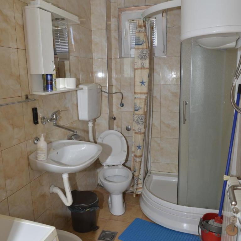 Apartments & Rooms -MDL Lazić - Trokrevetna Soba sa Sopstvenim Kupatilom - 3
