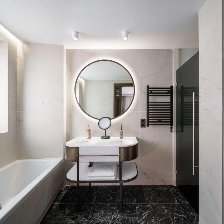 Radisson Collection Hotel, Magdalena Plaza Sevilla - Junior Suite con bañera de hidromasaje y terraza - 3