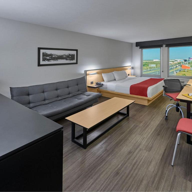 City Express by Marriott Monterrey Aeropuerto - Superior Queen Room with Sofa Bed - 2