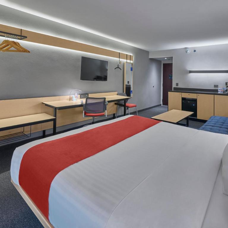 City Express by Marriott Tijuana Rio - Superior Queen Room with Sofa Bed - 2