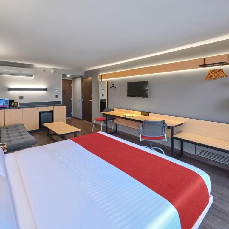 City Express by Marriott Tijuana Otay - Superior King Room with Sofa Bed - 4
