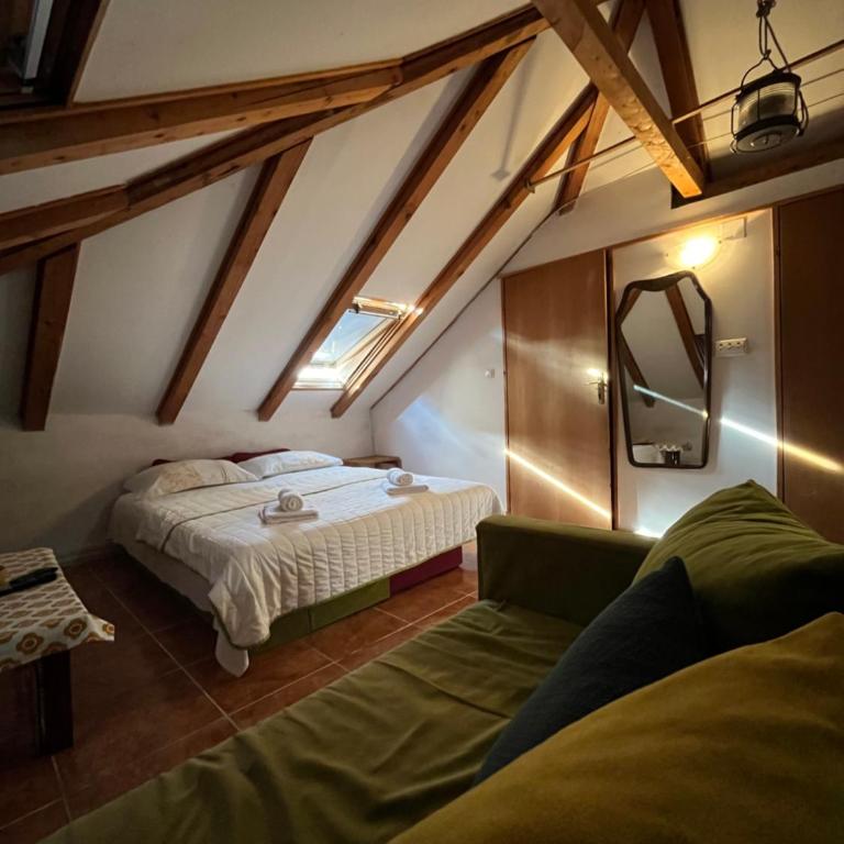 The Cozy Attic Stay - One-Bedroom Apartment - 2