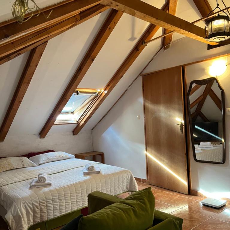The Cozy Attic Stay - One-Bedroom Apartment - 5