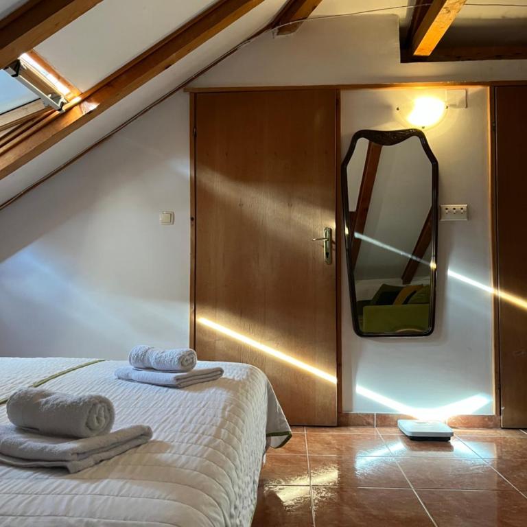 The Cozy Attic Stay - One-Bedroom Apartment - 6