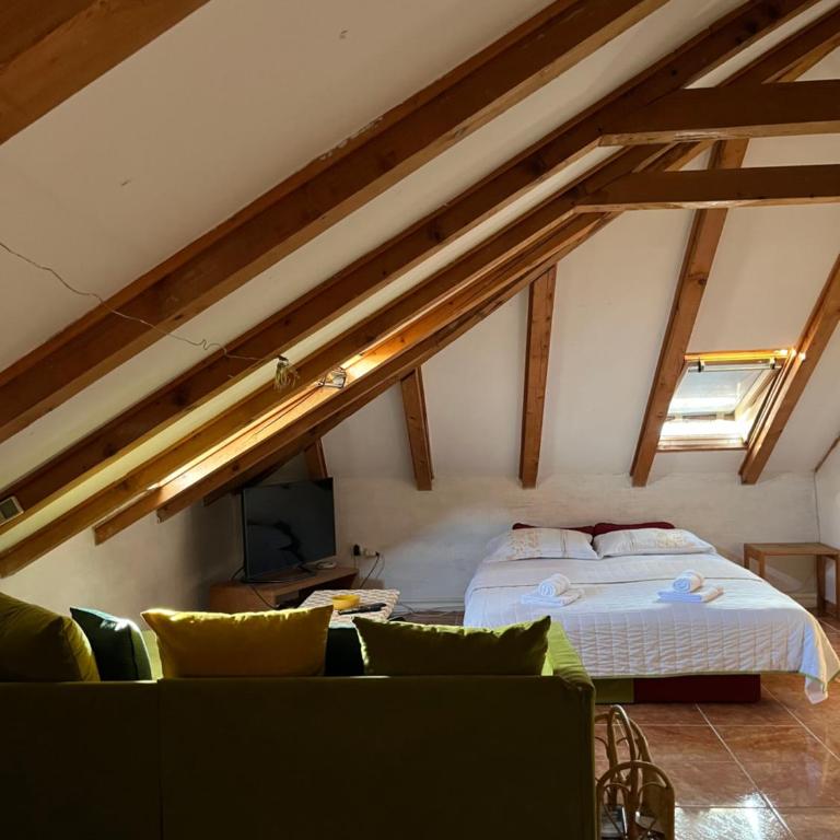 The Cozy Attic Stay - One-Bedroom Apartment - 4