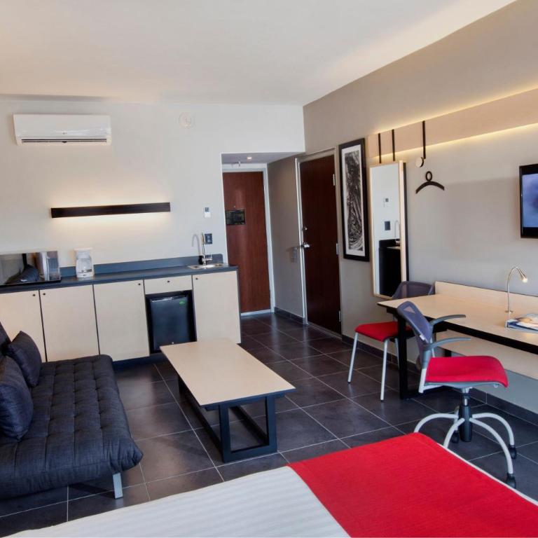 City Express Plus by Marriott Cabo San Lucas - Habitación Doble Superior con sofá cama - 1