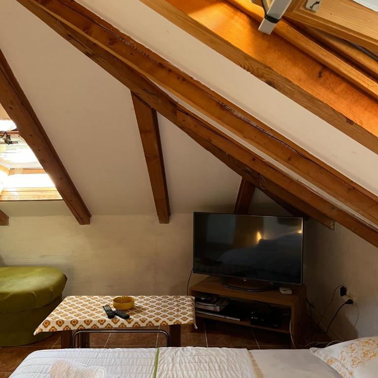 The Cozy Attic Stay - One-Bedroom Apartment - 9