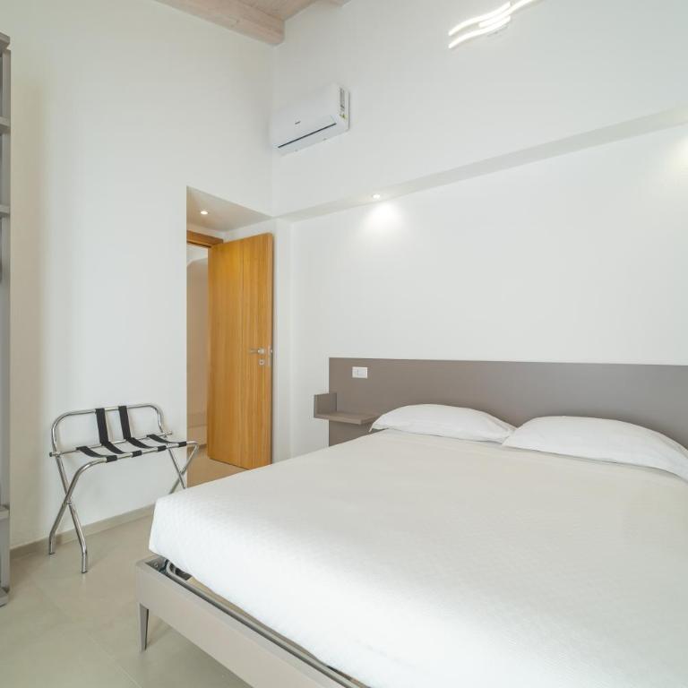 Nuova -Luxury Rooms & Apartment- - Camera Matrimoniale con Patio - 5