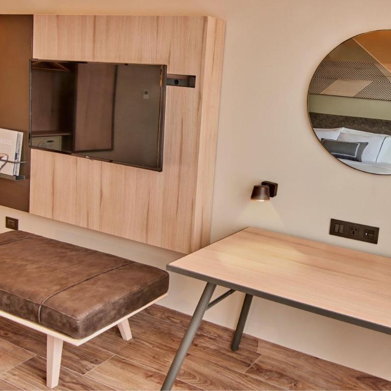 City Express Plus by Marriott Ciudad de Mexico Interlomas - Queen Room with Balcony - 4